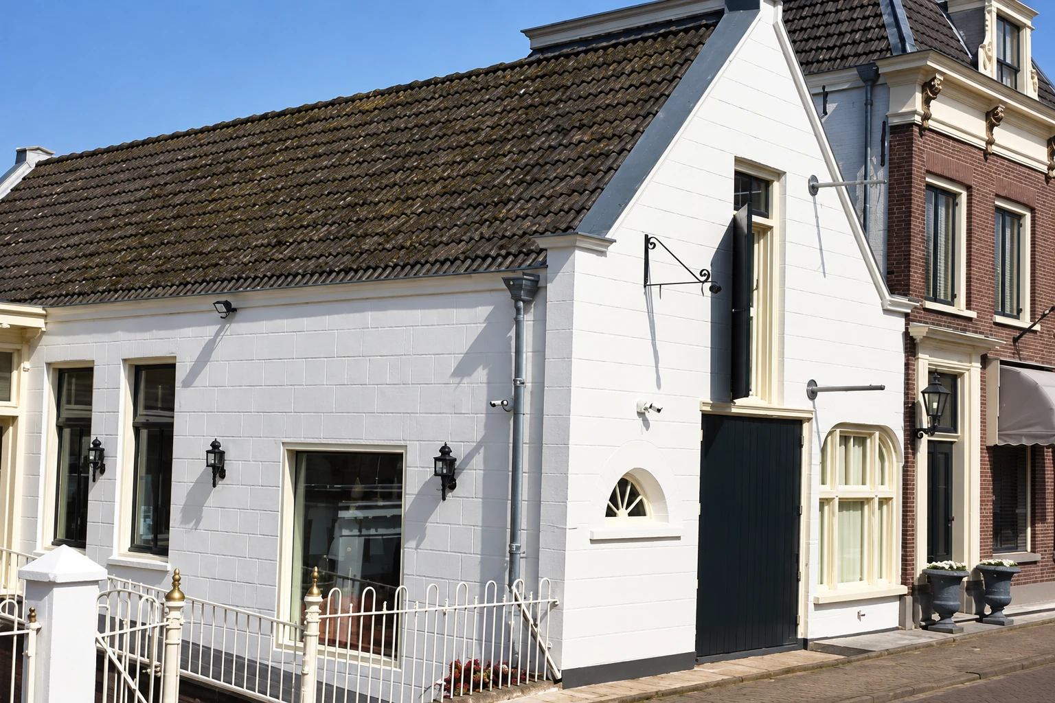 Klapwijk aannemersbedrijf gevelrenovatie witte gevel woning