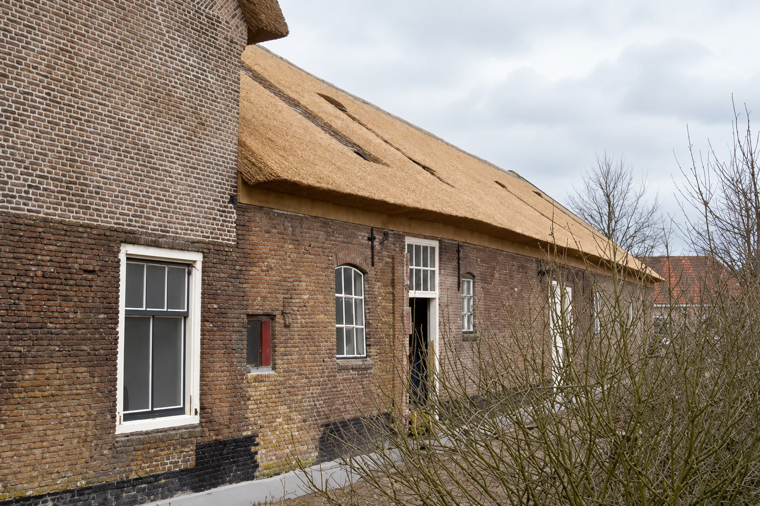 Klapwijk aannemersbedrijf restauratie monumentale woonboerderij rieten dak